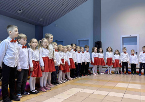 Prezentowanie podziękowań przez dzieci.