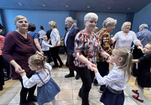 Wspólny taniec z wnukami.