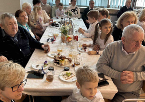 Poczęstunek przy stołach.