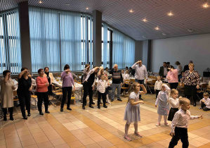 Zabawa na parkiecie.