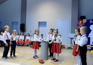 Występowanie dzieci w półokręgu.