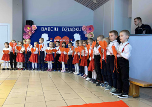 Prezentowanie układu tanecznego w półokręgu.