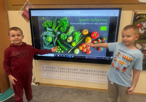 Chłopcy poznają informacje, dlaczego warto sięgać po produkty ekologiczne.