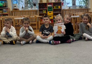 Dzieci pozują z postacią Brawojki.