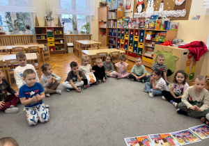 Dzieci siedzą w kole i słuchają historii o Brawojce.