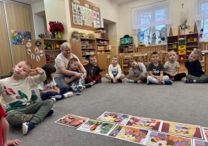 Dzieci słuchają historii o Zoi i Brawojce.