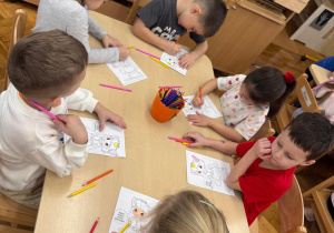 Dzieci kolorują postać Brawojki.