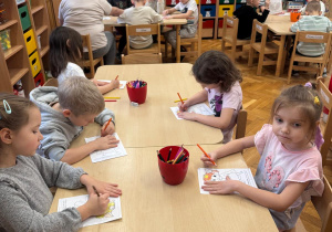 Dzieci podczas pracy przy stoliku.
