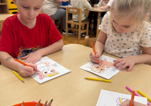 Dzieci kolorują postać Brawojki.