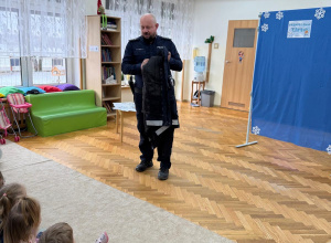 Spotkanie z policjantem podczas ferii zimowych