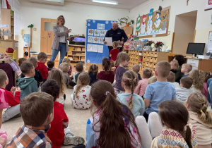 Dzieci słuchają prelekcji.