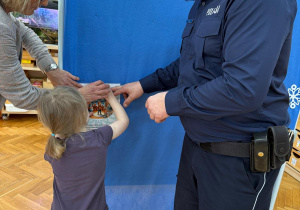 Dziewczynka zawiesza zasady bezpieczeństwa.