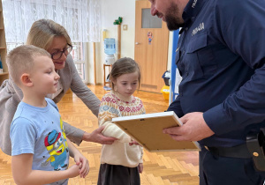 Dzieci wręczają podziękowanie.