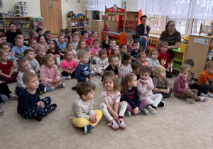 Dzieci słuchają prelekcji.