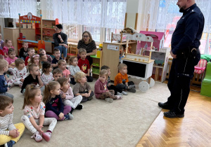 Pan policjant mówi o bezpieczeństwie zimą.