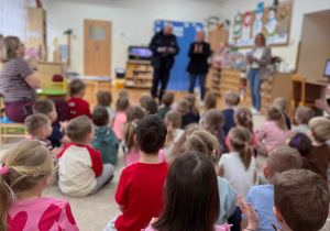 Dzieci słuchają zasad bezpieczeństwa.