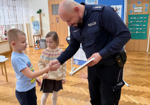 Pan policjant dziękuję chłopcu.