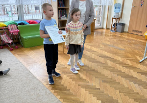 Chłopiec wręcza podziękowanie.