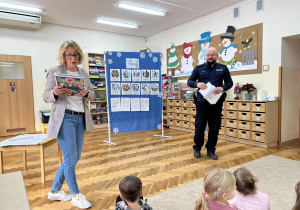 Pani psycholog objaśnia zasady bezpieczeństwa.