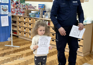 Dziewczynka prezentuje obrazek.