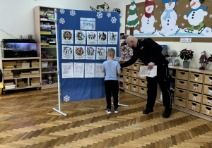 Chłopiec zawiesza kolejną zasadę.