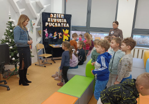 Pani wita przedszkolaków.