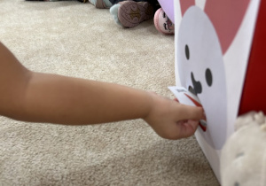 08.Karmienie królika.