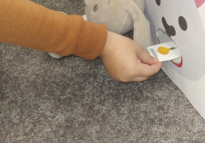 09.Królik zjada cebulę.