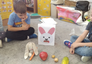 10.Pięciolatki karmią królika.