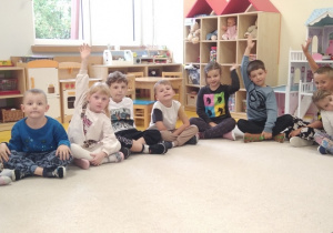 12.Sześciolatki podnoszą ręce.