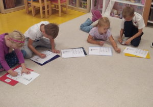 14. Sześciolatki wykonują kodowanie.