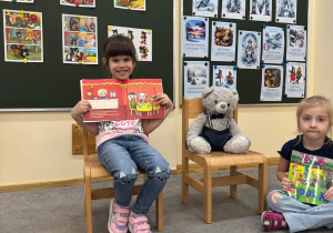 Dziewczynka prezentuje ilustracje i mówi, dlaczego lubi tę książkę.