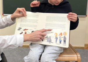 Dziecko dzieli się z kolegami swoją ulubioną historią.