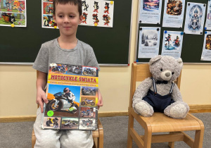 Chłopiec prezentuje swoją ulubioną książkę.