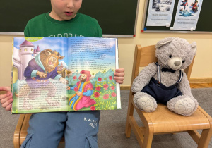 Chłopiec opowiada historię ze swojej ulubionej książki.