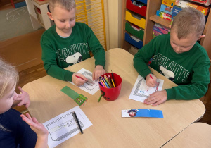 Przedszkolaki z zaangażowaniem tworzą własne projekty okładek.