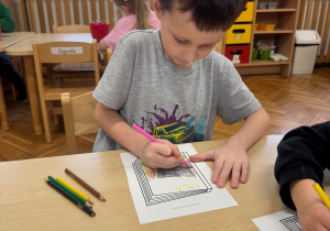 Chłopiec tworzy okładkę swojej książki.