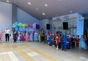 Przedszkolaki trzymają się za ręce.