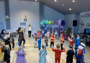 Dzieci naśladują ruchy animatorki.