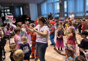Przedszkolaki tańczą w parach.