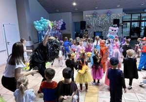 Struś przykuwa uwagę dzieci.