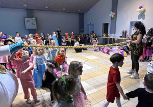 Zabawa Limbo - dzieci przechodzą pod poprzeczką.