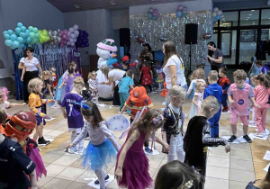 Taniec na kartkach papieru.