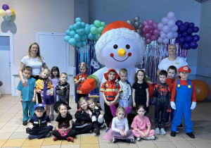 Grupa Promyczków z Bałwankiem.