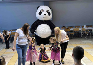 Dziewczynka jedzie na saneczkach.