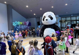 Bal karnawałowy zakończony tańcem z Pandą.