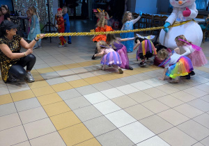 Dzieci przechodzą pod limbo.