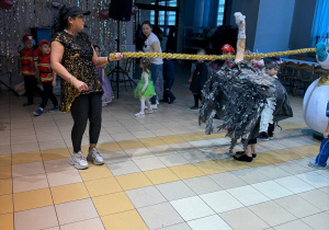 Struś przechodzi pod poprzeczką.