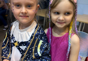 Dziewczynki pozują do zdjęcia.