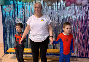 Pani pozuje z dwoma spidermenami.